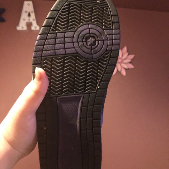 Limited edition Converse weapon shoes - Picture 3 of 3